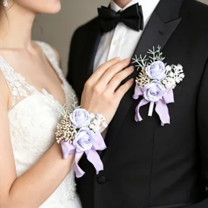 Nahaufnahme der lila Hochzeits-Ansteckblume und des Corsagen-Armbands mit Rosen.