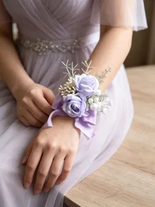 Detailaufnahme eines lavendelfarbigen Hochzeits-Handgelenkskorsags mit Rosen und Schleife.