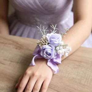 Elegante violette Rosen Handkorsage mit Bändern für Hochzeitsbrautjungfern Party Detail.