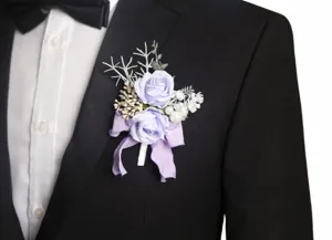 Nahaufnahme der lila Hochzeitsblume mit Perlen am Anzug des Bräutigams im Detail.