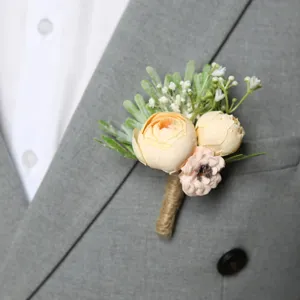 Fausse boutonnière de mariage corsage de marié avec roses champagne et feuilles pour costume.