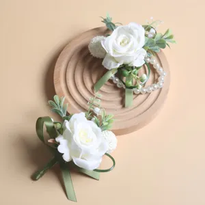 Élégante boutonnière de mariage en rose blanche et corsage poignet style forêt verte.