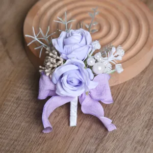 Detaillierte Nahaufnahme einer koreanischen Morandi lila Rosen Hochzeitsansteckblume.