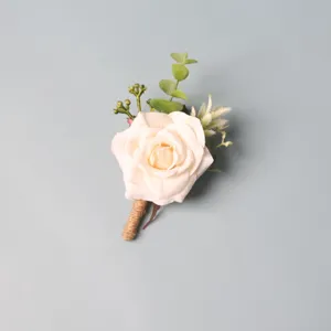 Élégante boutonnière de rose artificielle pour marié avec feuilles vertes et ficelle.