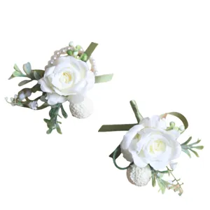 Ensemble de corsage de mariage de roses blanches européennes avec feuillage vert.