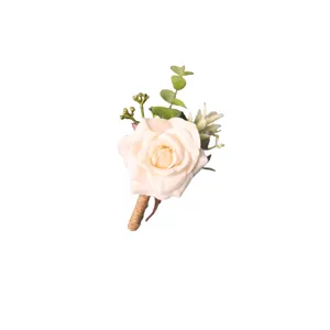 Élégante boutonnière de rose blanche artificielle avec feuilles d'eucalyptus pour costume de marié.