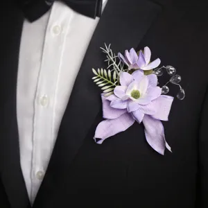 Ehepaar Hochzeit Ansteckblume in Lila mit Blumen und Schleife für Bräutigam und Trauzeugen.