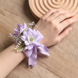 Detailansicht der lila Hochzeits-Handgelenksblume mit Bändern und Perlen für die Brautjungfer.