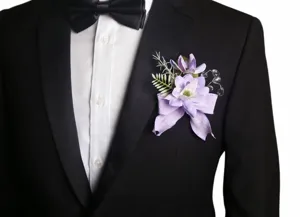 Detailaufnahme einer violetten Hochzeits-Ansteckblume am Revers eines schwarzen Anzugs.