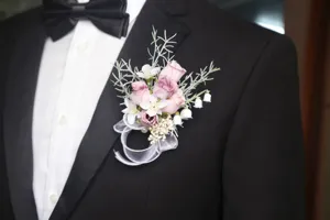 Koreanischer Stil Hochzeitskorsage rosa Rose Anzug Zubehör Detailansicht elegant.