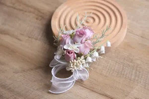 Nahaufnahme des Morandi lila-rosa Handgelenksblumen mit weißem Band und feinen Blüten.