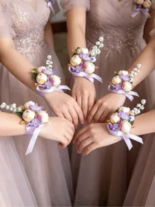 Detailansicht künstlicher Blumen Handgelenk Corsage im sanften Morandi lila rosa Töne.