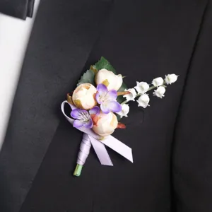 Elegante koreanische Hochzeits-Ansteckblume mit violetten und rosa Morandi-Blumendetails.