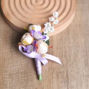 Detailaufnahme einer koreanischen künstlichen Blumen Ansteckblume mit Rosen und lila Band.