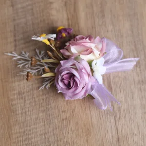 Nahaufnahme Detail der lila rosa künstlichen Rosen-Korsage mit feinen Blumen und zarter Schleife.
