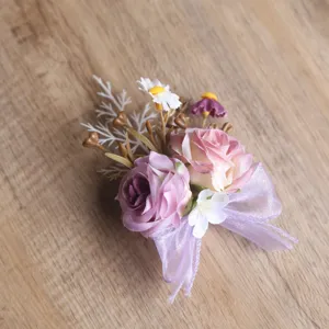 Detailaufnahme einer eleganten künstlichen Rosen-Korsage im koreanischen Stil mit Schleife