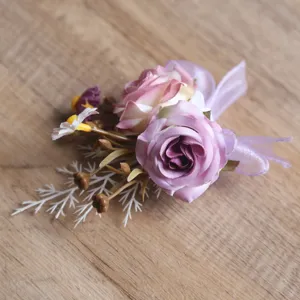 Zarte lila rosa Morandi Stil künstliche Blume Korsage Detailaufnahme für die Hochzeit.