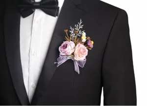 Nahaufnahme Detail der rosafarbenen Hochzeits Ansteckblume fur Anzug, elegant und schön.