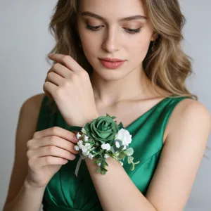 Gros plan détaillé de la fleur de poignet artificielle rose verte et blanche pour mariage.