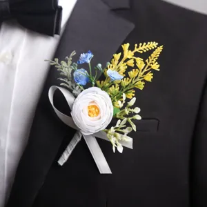 Nahaufnahme der eleganten weißen Rosen-Ansteckblume mit farbigen Akzenten für Hochzeitsanzüge.