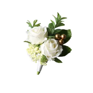 Elegante spilla per matrimonio con rose bianche e foglie verdi per sposo e sposa.