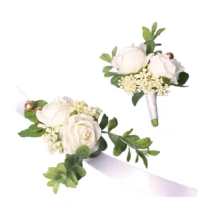 Set boutonniere e corsage da polso con rose bianche per matrimonio, accessori floreali stile bosco.