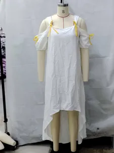 Witte jurk met blote schouders en gele strikken, asymmetrische zoom casual zomerstijl.