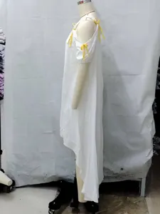 Detailweergave van de witte off-shoulder katoenen linnen jurk met gele strikken.