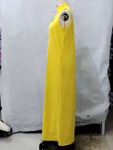 Gedetailleerd overzicht van de gele mouwloze maxi-jurk met het zijprofiel zichtbaar.