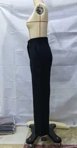 Vista de detalle lateral del pantalón casual negro para hombre, tiro alto ancho.