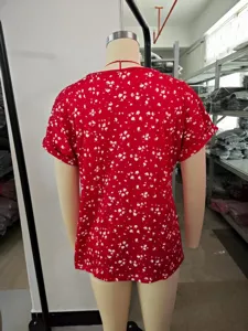Camiseta roja con estampado de salpicaduras, top casual de mujer con cuello redondo y manga corta.