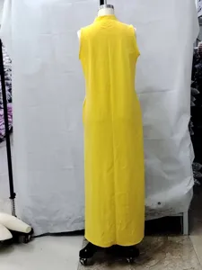 Gele mouwloze lange jurk detailweergave, achterkant design presentatie, eenvoudig.