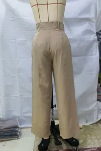 Detalle de pantalon ancho de talle alto color caqui, elegante pantalon casual recto.