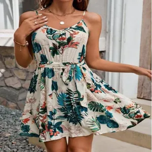 Vista detallada del vestido floral con cuello en V, tirantes finos y lazo en la cintura.