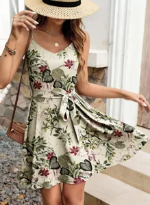 Vista detallada del vestido con estampado floral y cinturón en la cintura con cuello en V.
