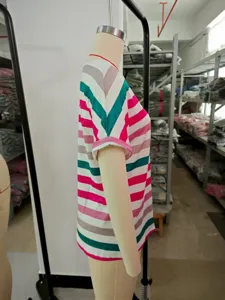 Camiseta casual de mujer de manga corta con cuello redondo y rayas de colores de moda