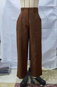 Pantalón marrón de talle alto y pierna ancha con doble botonadura para estilo casual.