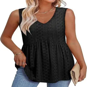 Mouwenloze V-hals top met textuur en peplum zoom, met duidelijke stofdetails zichtbaar.