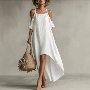 Elegante witte linnen jurk met blote schouders en asymmetrische zoom voor de zomer.