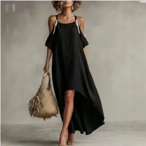 Zwarte jurk met blote schouders en asymmetrische zoom met linten voor vakantie.