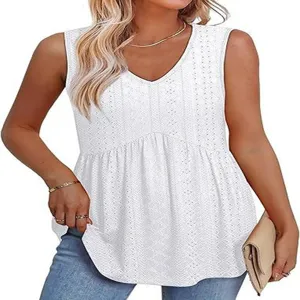 Witte mouwloze opengewerkte babydoll blouse detail, close-up van elegante kanten top met V-hals.