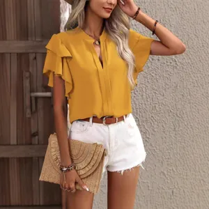 Vista detallada de la elegante blusa amarilla de mujer con mangas de volantes de verano.