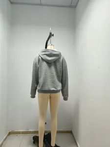 Sudadera casual de punto waffle para mujer, color liso, ajuste cómodo, vista trasera.