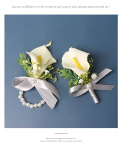 Λεπτομερής κοντινή λήψη από corsage καρπών calla και boutonnière με πέρλες και κορδέλα.