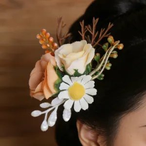 Forest style floral hair pin with daisy and berries, perfect bridal hair accessory for weddings.