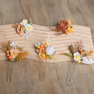 Forest style floral hairpins set, simulation daisy and berry U-shaped clips for bridal hair styling.