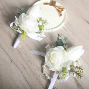 Détail élégant de boutonnière de mariage rose et tulipe blanche et corsage poignet.