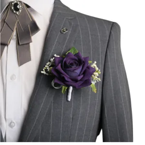 Boutonnière de rose artificielle violette pour costume de mariage, détail de fleur en tissu.