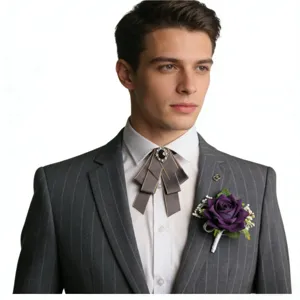 Vue détaillée de l'élégante boutonnière rose artificielle violette pour costume de marié.