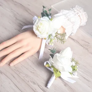 Vue de détail de l'ensemble corsage de poignet et boutonnière de mariage rose et tulipe.